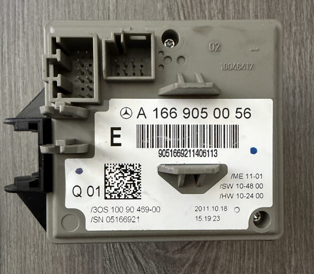 Mercedes-Benz A1669050056 used W166 electronic ignition switch, label and connectors